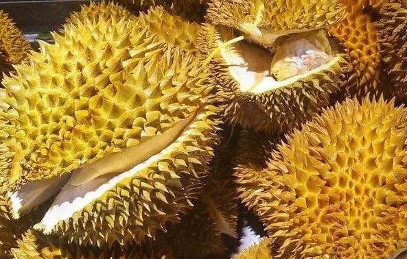 Người bán mách chiêu hay chọn sầu riêng chuẩn: Nhìn vỏ cũng biết quả nào múi to, chín ngọt