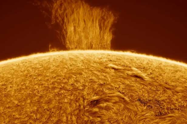 Chiêm ngưỡng ‘dòng thác plasma' trên Mặt Trời cao gấp 8 lần Trái Đất