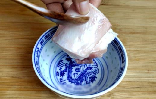 Thịt lợn mua về đừng cho ngay vào tủ lạnh, làm thêm bước này thịt không mất chất, để lâu vẫn tươi như mới