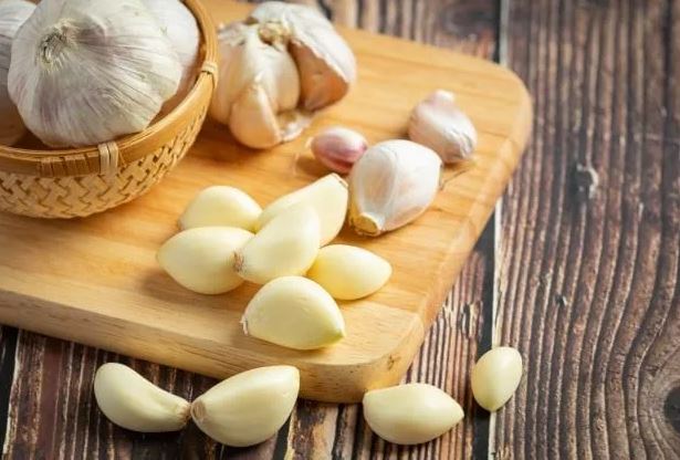 Ăn tỏi miệng hôi không ai dám gần, uống 1 ngụm nước này là miệng thơm tho, sạch mùi khó chịu