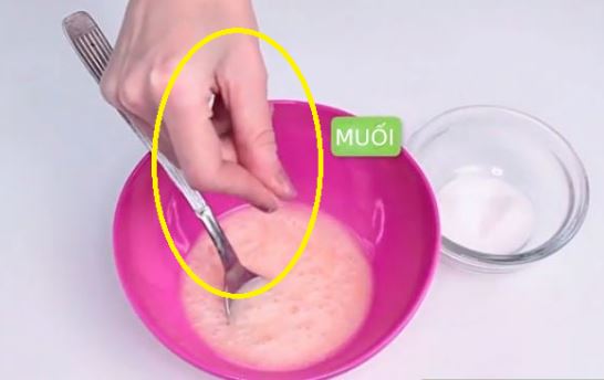 Trộn muối trắng với dầu gội đầu: Mẹo hay khiến cả phụ nữ và đàn ông đều thích thú