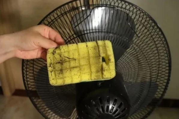 Cách vệ sinh quạt không cần tháo khung cực đơn giản, chị em làm ngon ơ