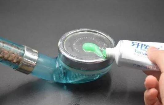 Đầu vòi sen dùng lâu dễ bị tắc, làm cách này cặn bẩn tự trôi sạch, không tốn tiền thay mới