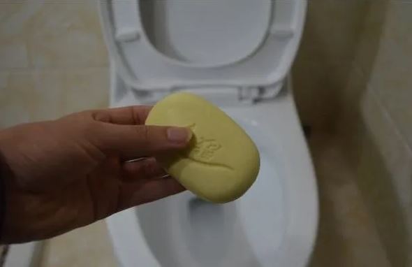 Bỏ cục xà phòng vào bồn cầu, lợi ích thật tuyệt vời, giải quyết vấn đề nan giản nhiều nhà đang gặp phải