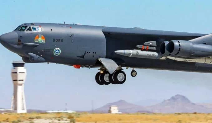 Một máy bay ném bom B-52H mang nguyên mẫu AGM-183A trong chuyến bay thử nghiệm trước đó. Ảnh: thedrive.com
