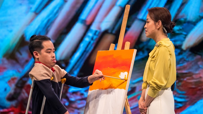 20 năm vượt qua nỗi đau của chàng hoạ sĩ khuyết tật