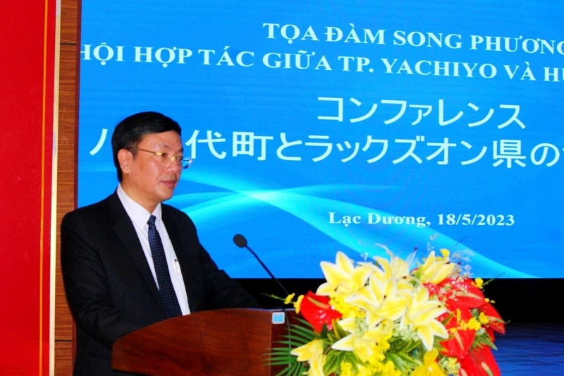Ông Bùi Thế - Chủ tịch UBND huyện Lạc Dương, chúc mừng sự hợp tác giữa các doanh nghiệp Lạc Dương và Yachiyo. 