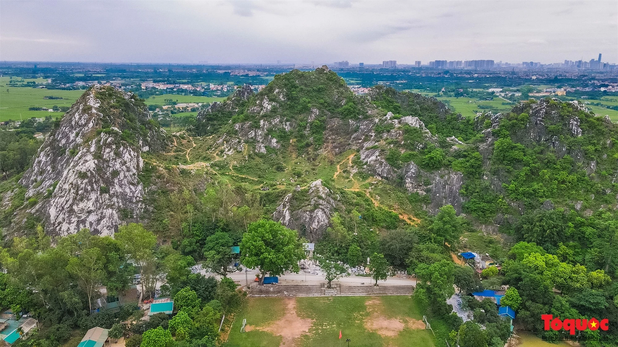 Ngỡ ngàng vẻ đẹp hoang sơ của &quot;cao nguyên đá&quot; núi Trầm giữa lòng Hà Nội - Ảnh 2.