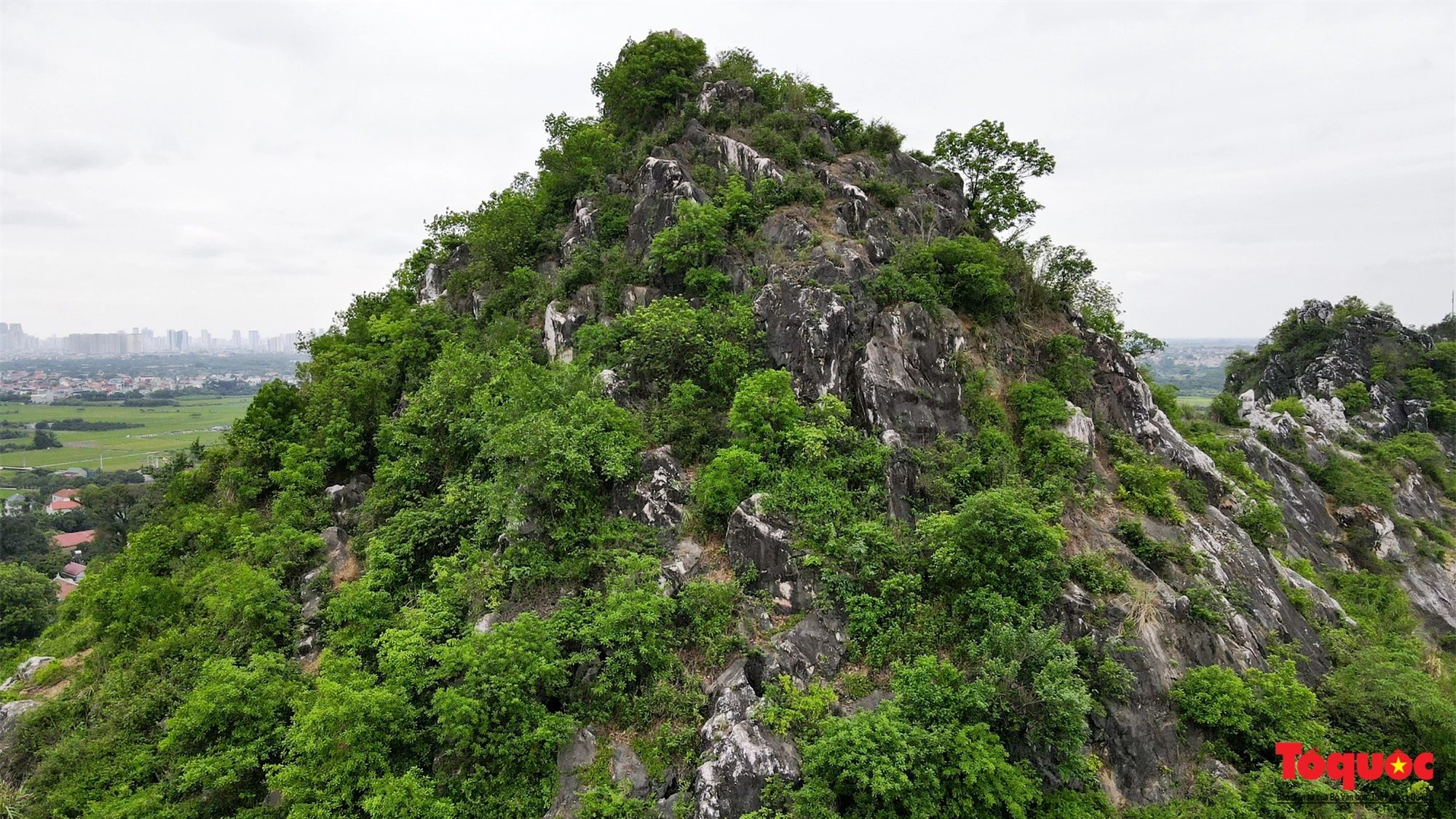 Ngỡ ngàng vẻ đẹp hoang sơ của &quot;cao nguyên đá&quot; núi Trầm giữa lòng Hà Nội - Ảnh 3.