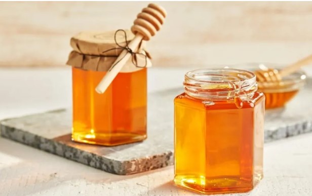 7 tuyệt chiêu phân biệt mật ong thật – giả, chưa đến 1 phút là biết có phải mật ong làm từ đường không