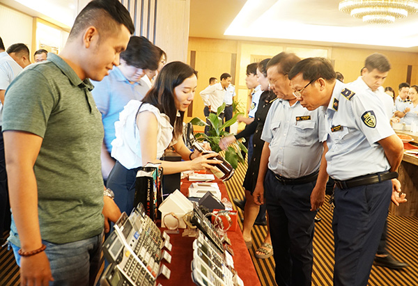 Công chức Cục QLTT thành phố Đà Nẵng được thực hành nhận diện, phân biệt trực tiếp trên sản phẩm thật và giả do React Việt Nam cung cấp