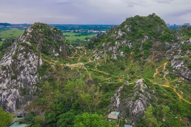 Ngỡ ngàng vẻ đẹp hoang sơ của "cao nguyên đá" núi Trầm giữa lòng Hà Nội