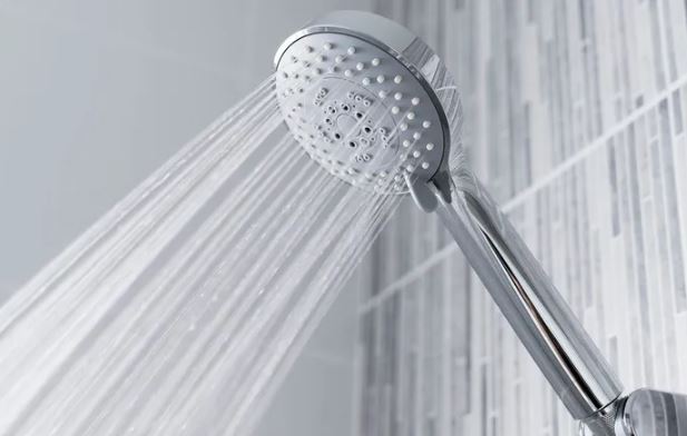 Thấy dấu hiệu lạ khi tắm, đi khám và phát hiện ung thư