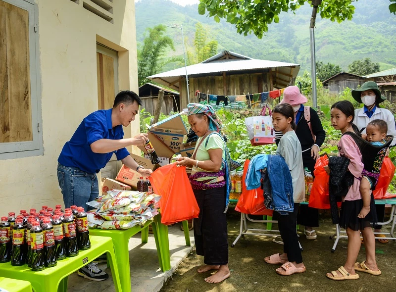 Với bà con vùng sâu, vùng xã đây là những phần quà rất ý nghĩa, thiết thực.