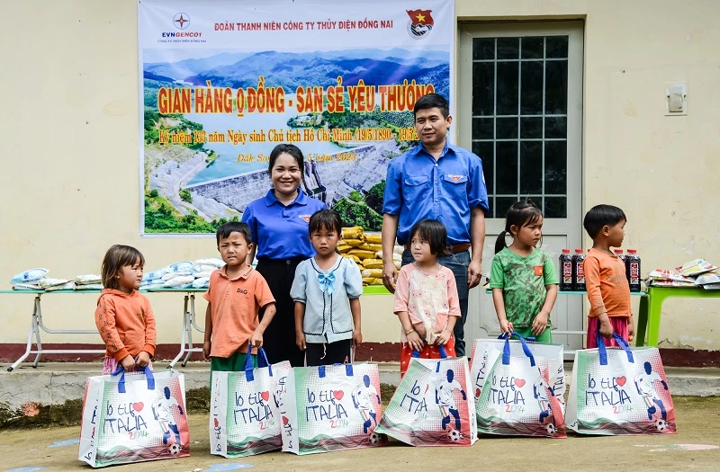 36 phần quà cũng đã được trao tặng cho các em học sinh Trường Mẫu giáo Hoa Đào.