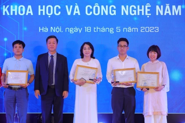 Ông Lê Trọng Lâm, Phó Tổng biên tập Tạp chí Cộng sản trao giải thưởng cho Phóng viên Tạp chí Doanh nghiệp Việt Nam cùng đại diện các nhóm tác giả đạt giải phụ.