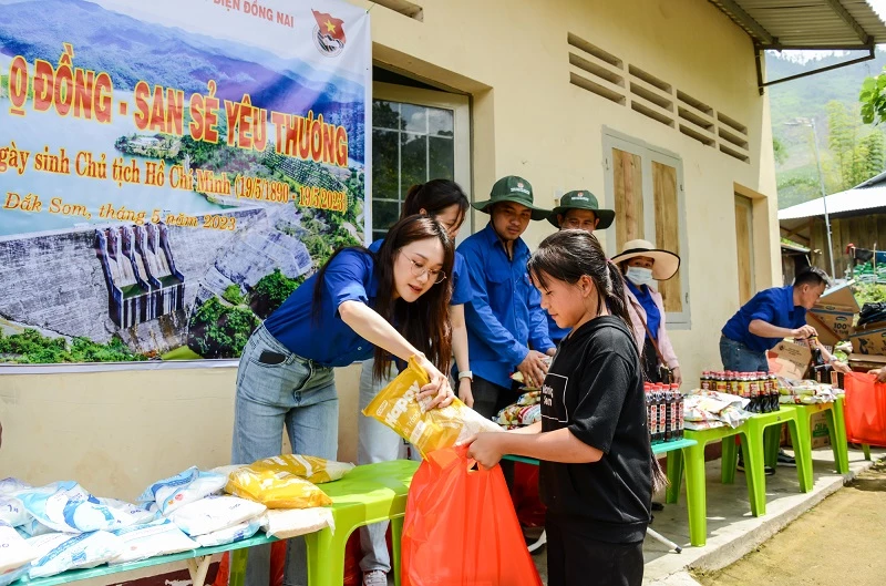 Không chỉ có quần áo, giày dép mà còn được lựa chọn rất nhiều loại nhu yếu phẩm để mang về.