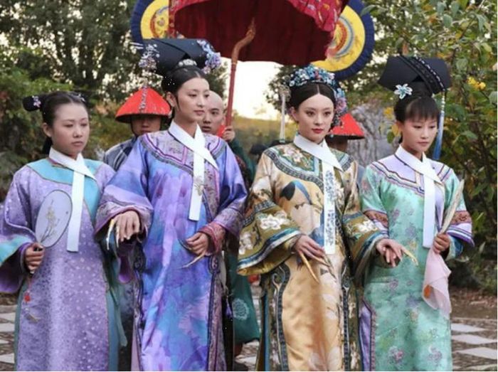 Tại sao trên cổ các phi tần nhà Thanh luôn đeo một dải lụa màu trắng? 