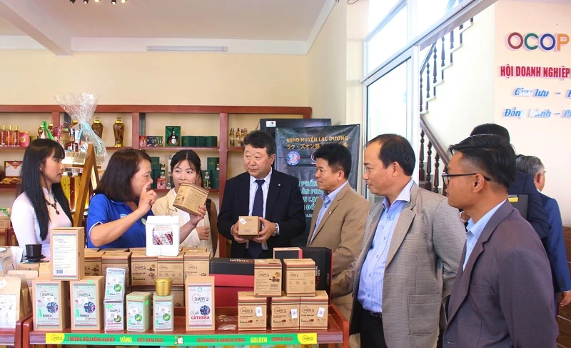 Ông Nomura Isamu - Thị trưởng thành phố Yachiyo, tham quan, tìm hiểu cà phê Arabica Lạc Dương và các sản phẩm đặc trưng được trưng bày tại Trung tâm OCOP Lạc Dương.