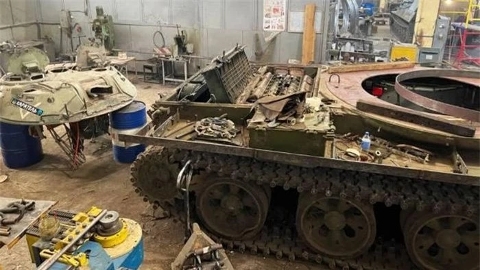 Một chiếc xe tăng T-62 của Nga bị bắt giữ sẽ được Quân đội Ukraine hồi sinh bằng cách lắp tháp pháo từ xe chiến đấu bộ binh BMP-2. Một bức ảnh về quá trình cải tạo đang diễn ra đã được chia sẻ trên mạng xã hội.