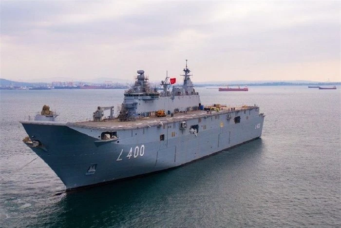 Việc Thổ Nhĩ Kỳ hoàn thành đóng tàu đổ bộ tấn công L-400 Anadolu đã cho thấy sự khác biệt rất lớn trong cách tiếp cận giữa Ankara và Moskva để xây dựng sức mạnh hải quân.