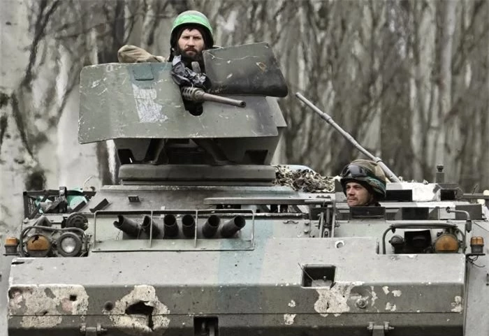 Lính Ukraine lái xe thiết giáp chở quân YPR-765 của Hà Lan trên đường gần Bakhmut, Donetsk ngày 6/4/2023. Ảnh: AFP/Getty Images