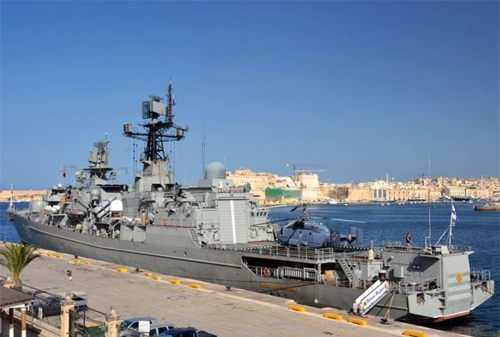 Giấy chứng nhận nghiệm thu đối với con tàu đã được phê duyệt, đại diện nhà máy đóng tàu Yantar ở Kaliningrad - nơi chiếc Neustrashimy neo đậu từ năm 2014 cho biết, đây là điều kiện cần để nó quay lại Hạm đội Baltic.