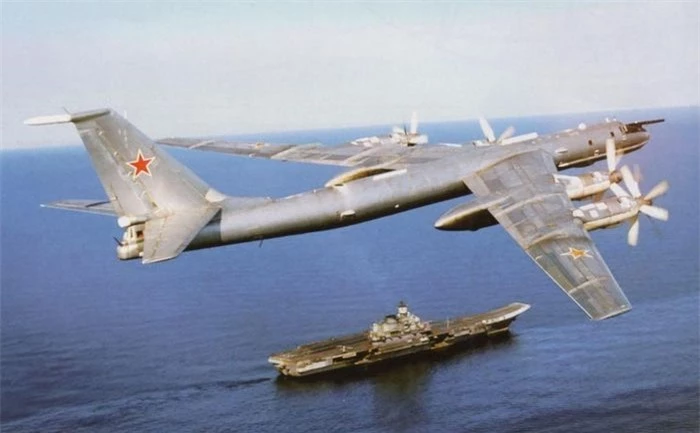 Máy bay tuần tra săn ngầm Tu-142 đã tham gia huấn luyện cùng những thành phần tác chiến khác của Hạm đội Thái Bình Dương - Hải quân Nga trong cuộc kiểm tra đột xuất gần đây.