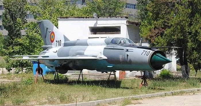 Trong tháng 5/2023, Không quân Romania sẽ cho ngừng hoạt động phi đội tiêm kích MiG-21, loại máy bay cổ điển này vẫn đang làm nhiệm vụ chiến đấu và tuần tra không phận một cách tích cực, mặc dù chúng đã lỗi thời.