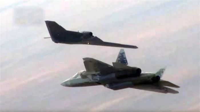 Điều này có nghĩa là UAV S-70 Okhotnik sẽ xâm nhập sâu vào các khu vực do hàng không hoặc phòng không đối phương kiểm soát, trong khi tiêm kích Su-57 Felon vẫn ở trong vùng an toàn.