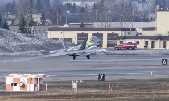 Chiếc F-22 được sửa chữa xong và tiến hành bay thử nghiệm