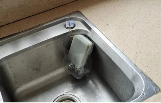 Đặt chai nhựa vào bồn rửa bát: Lợi ích tuyệt vời, biết công dụng nhà nhà muốn học theo