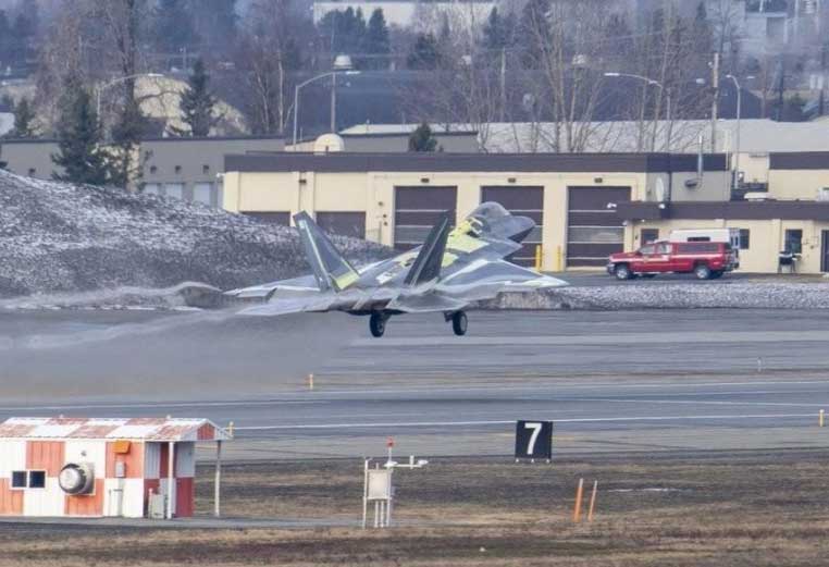 Vì sao Mỹ phải mất tới 5 năm để sửa xong chiếc F-22 bị mài bụng khi cất cánh?