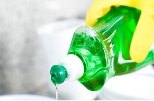 Không cần tốn tiền gọi thợ, bạn có thể tự thông tắc chậu rửa bát với 5 mẹo đơn giản này