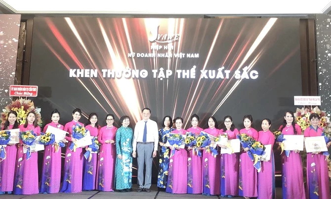 Lãnh đạo thành phố khen thưởng tập thể Hội Nữ Doanh nhân TP Cần Thơ.