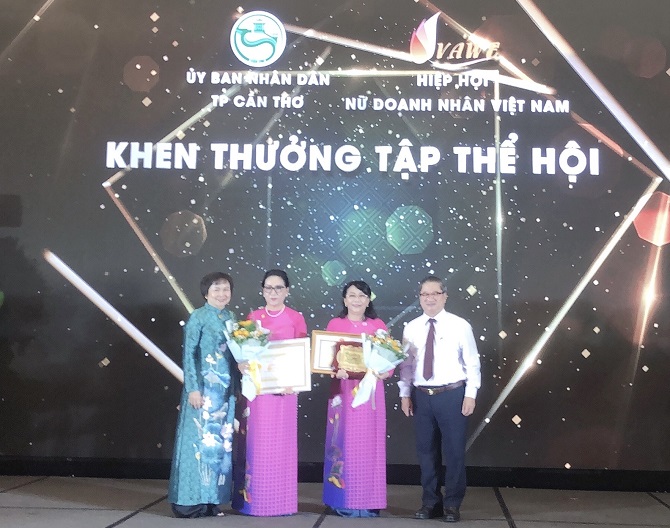 Đại diện Hội Nữ Doanh nhân TP Cần Thơ nhận bằng khen từ UBND thành phố và giấy khen từ Hiệp hội Nữ Doanh nhân Việt nam.