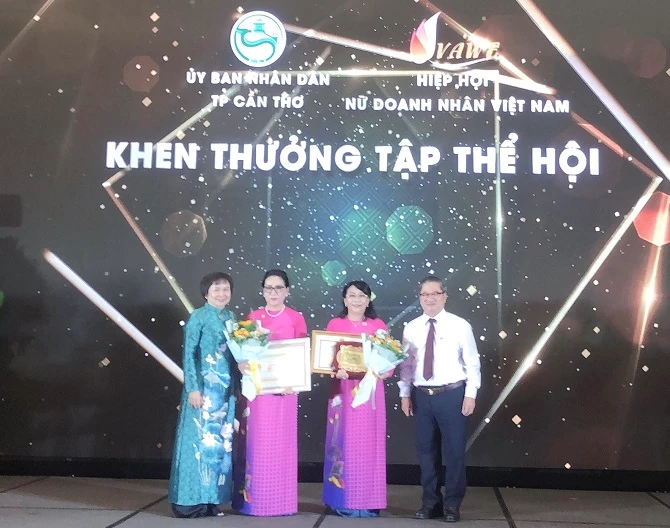 Đại diện Hội Nữ Doanh nhân TP Cần Thơ nhận bằng khen từ UBND thành phố và giấy khen từ Hiệp hội Nữ Doanh nhân Việt nam.