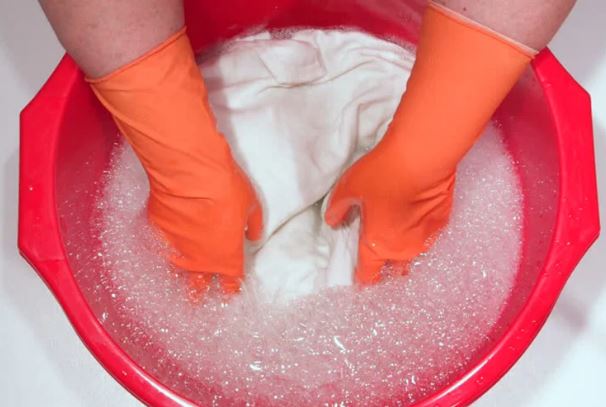 Quần áo trắng bị mốc li ti giặt xà phòng không sạch, đem ngâm với thứ này trắng tinh như mới