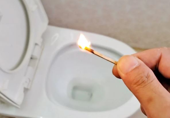 Vì sao bạn nên thả que diêm vào bồn cầu: Giải quyết một vấn đề nan giải cả nam và nữ đều gặp