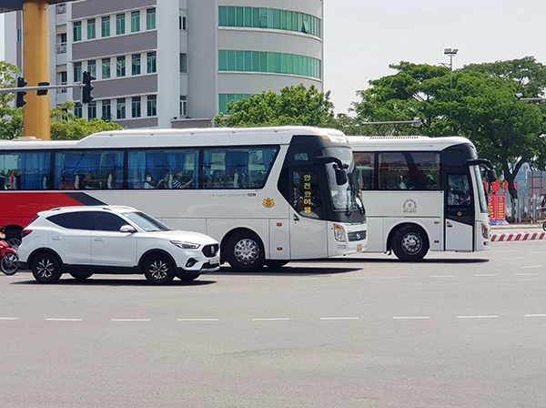 Xe du lịch đưa đón du khách tham quan, mua sắm ở khu vực trung tâm TP Đà Nẵng