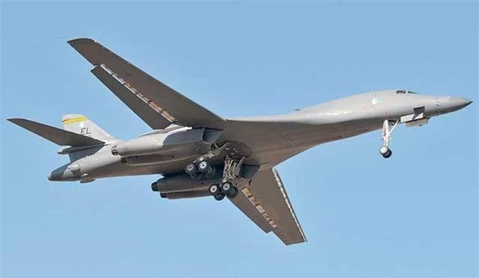 Theo một quan chức cấp cao của Mỹ, oanh tạc cơ B-1B Lancer cải tiến sẽ bay thử vào mùa hè này. Các giá treo mới do Boeing phát triển sẽ được tích hợp vào máy bay, giúp tăng tải trọng thêm 50% so với khả năng mang vác hiện tại.