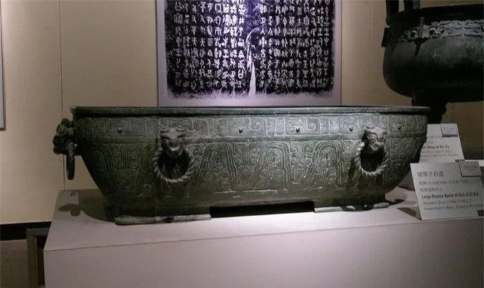 Bồn tắm đồng từ thời Tây Chu (1046-771 trước Công nguyên) trong bảo tàng quốc gia Trung Quốc. (Ảnh: Sohu)