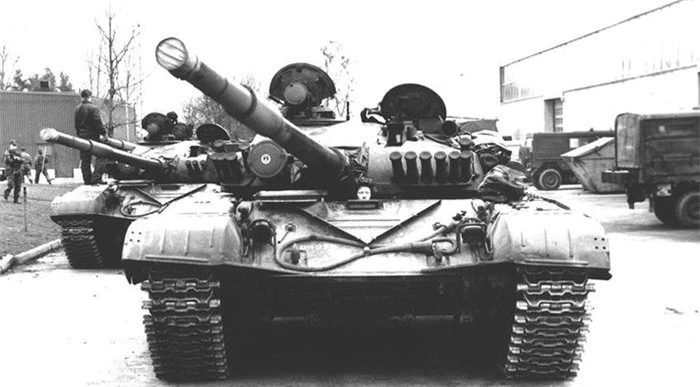 Vào đầu những năm 1990, Thụy Điển đã tiến hành một số cuộc thử nghiệm đánh giá đối với thiết giáp kiểu Liên Xô, đó là xe tăng chiến đấu chủ lực T-72M1 và T-80U.