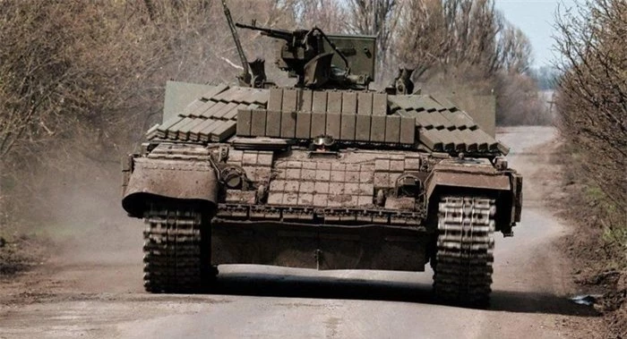 Truyền thông Ukraine cho biết, đây chính là xe bọc thép chở quân BTR-T được tạo ra bằng cách hoán cải khung thân xe tăng T-64, phương tiện này vừa đi thẳng từ nhà máy ra tiền tuyến.
