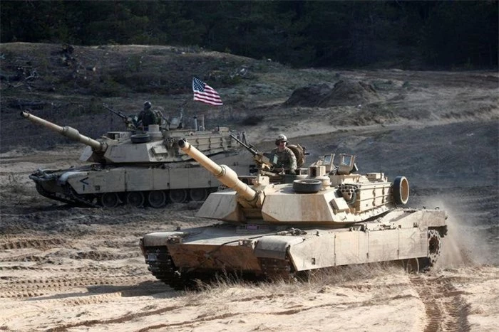 Khi chiếc xe tăng Abrams (đặt theo tên Đại tướng Creighton W. Abrams, cựu Tham mưu trưởng Lục quân và chỉ huy Tiểu đoàn Thiết giáp số 37) đầu tiên được Quân đội Mỹ tung ra để thử nghiệm trên thực địa vào năm 1982, nó được thiết kế để đối đầu với chiếc T-72 của Liên Xô.