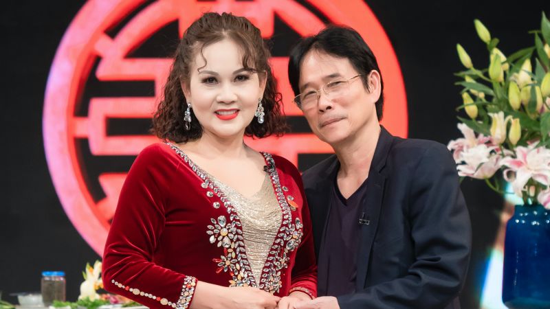 NSND Vân Quyền và NSƯT Đoàn Vinh: Tình yêu bắt đầu từ một chùm hoa bưởi và đáp lại bằng… hai quả trứng gà luộc