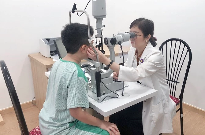 Khám và điều trị mắt tại Trung tâm Mắt kỹ thuật cao - Mắt tinh anh Phương Châu.