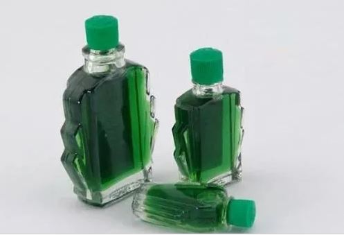 Vì sao nên đặt một lọ dầu gió trong nhà vệ sinh: Lợi ích bất ngờ, cả nam và nữ đều cần