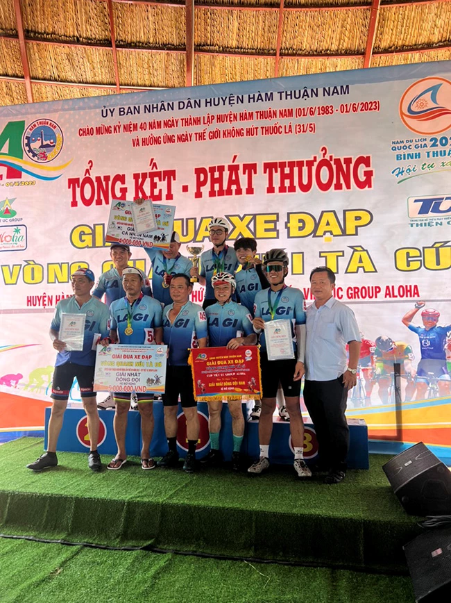 Các vận động viên đua xe đạp đạt giải trong cuộc thi đua xe đạp Cúp Việt Úc Group Aloha ngày 20/5. Ảnh: TM.