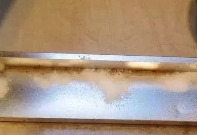 Rắc muối vào khe cửa tưởng lãng phí hóa ra có lợi ích bất ngờ, nhiều người sẽ tiếc vì không biết sớm